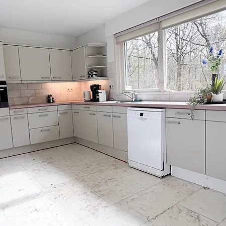 Large 14-Bed Villa Near Tilburg Nature Retreat טילבורג