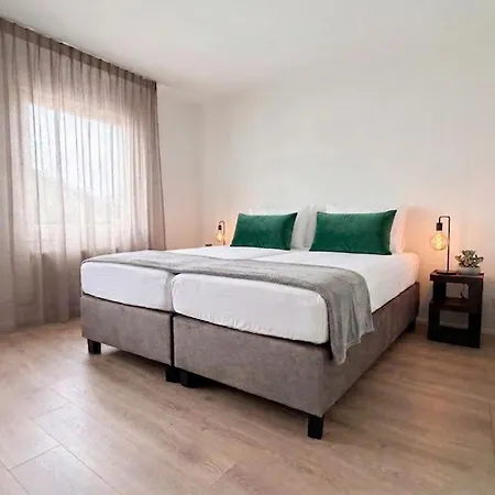Large 14-Bed Villa Near Tilburg Nature Retreat וילה טילבורג