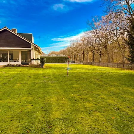 Large 14-Bed Villa Near Tilburg Nature Retreat וילה