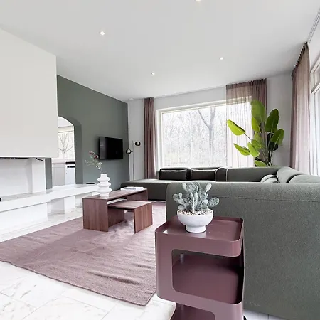 וילה Large 14-Bed Villa Near Tilburg Nature Retreat טילבורג