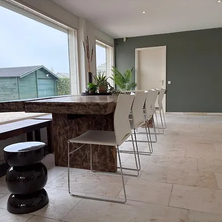 Large 14-Bed Villa Near Tilburg Nature Retreat וילה *