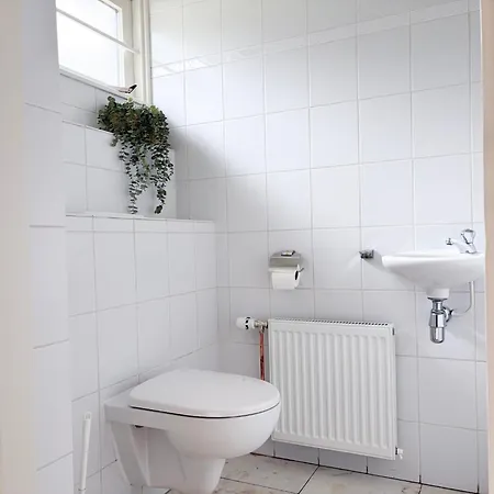 וילה Large 14-Bed Villa Near Tilburg Nature Retreat טילבורג