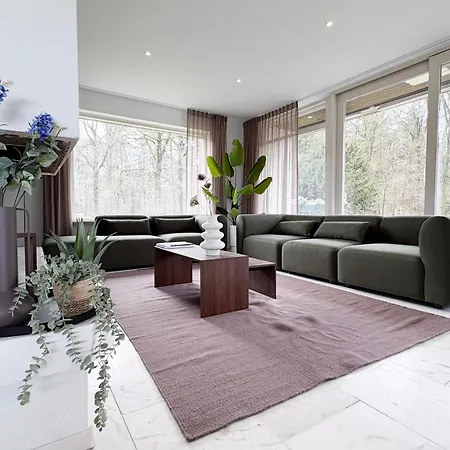 וילה Large 14-Bed Villa Near Tilburg Nature Retreat